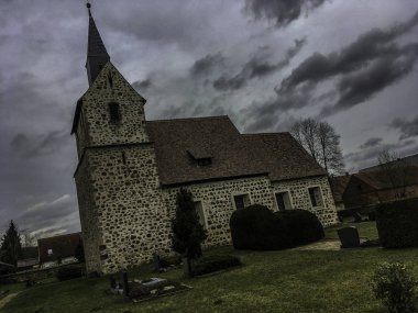Gardelegen, Almanya - 11 Ekim 2017: kilise bir Doğu Alman köyünde bir bulutlu gökyüzü altında