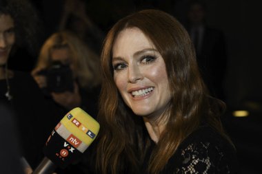 Berlin, Almanya - 05 Ekim 2017: ABD'li oyuncu Julianne Moore zafer olay, Berlin, Almanya tarafından Florale katılır