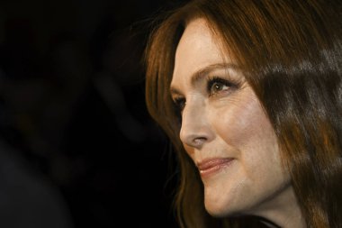 Berlin, Almanya - 05 Ekim 2017: ABD'li oyuncu Julianne Moore zafer olay, Berlin, Almanya tarafından Florale katılır