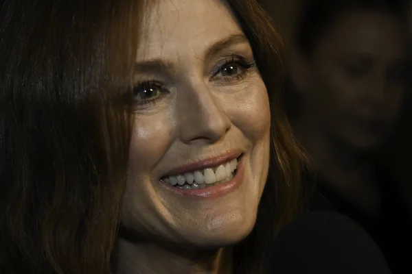 Berlin, Almanya - 05 Ekim 2017: ABD'li oyuncu Julianne Moore zafer olay, Berlin, Almanya tarafından Florale katılır