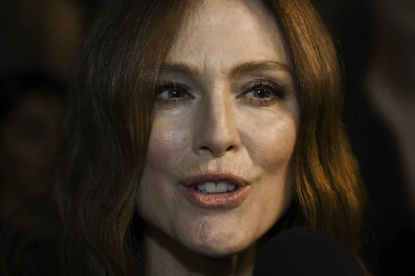 Berlin, Almanya - 05 Ekim 2017: ABD'li oyuncu Julianne Moore zafer olay, Berlin, Almanya tarafından Florale katılır