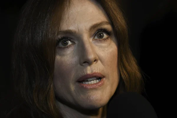 Berlin, Almanya - 05 Ekim 2017: ABD'li oyuncu Julianne Moore zafer olay, Berlin, Almanya tarafından Florale katılır