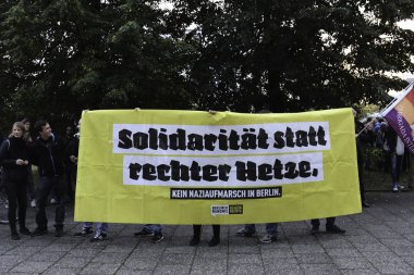 Berlin, Almanya - 24 Eylül 2017: polis ve protestocular sağcı Anti Afd protesto Alexanderplatz de Berlin yakınındaki sırasında
