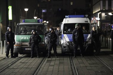 Berlin, Almanya - 24 Eylül 2017: sağcı Anti Afd protesto Alexanderplatz de Berlin yakınındaki sırasında polis