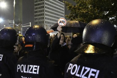 Berlin, Almanya - 24 Eylül 2017: polis ve protestocular sağcı Anti Afd protesto Alexanderplatz de Berlin yakınındaki sırasında