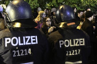 Berlin, Almanya - 24 Eylül 2017: polis ve protestocular sağcı Anti Afd protesto Alexanderplatz de Berlin yakınındaki sırasında