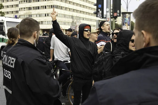 Berlin, Almanya - 24 Eylül 2017: polis sırasında Anti Afd protesto Alexanderplatz de Berlin yakınındaki bir protestocu kaldırmak