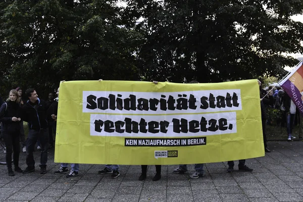 德国柏林 2017年9月24日 柏林亚历山大广场附近右翼反非洲抗议活动期间的警察和抗议者 — 图库照片