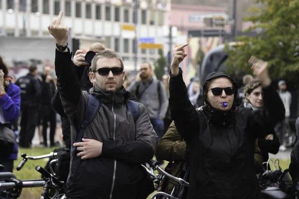 Berlin, Almanya - 24 Eylül 2017: polis ve protestocular sağcı Anti Afd protesto Alexanderplatz de Berlin yakınındaki sırasında