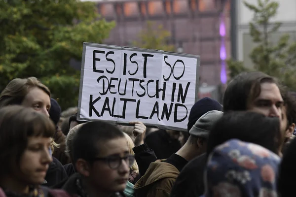 Berlin, Almanya - 24 Eylül 2017: protestocular sağcı Anti Afd protesto Alexanderplatz de Berlin yakınındaki sırasında