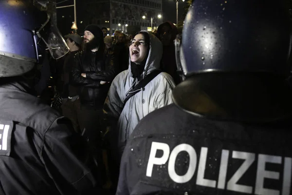 Berlin, Almanya - 24 Eylül 2017: polis ve protestocular sağcı Anti Afd protesto Alexanderplatz de Berlin yakınındaki sırasında