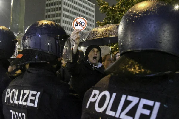 Berlin, Almanya - 24 Eylül 2017: polis ve protestocular sağcı Anti Afd protesto Alexanderplatz de Berlin yakınındaki sırasında