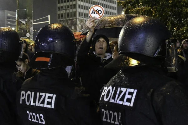 Berlin, Almanya - 24 Eylül 2017: polis ve protestocular sağcı Anti Afd protesto Alexanderplatz de Berlin yakınındaki sırasında