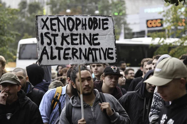 Berlin, Almanya - 24 Eylül 2017: protestocular sağcı Anti Afd protesto Alexanderplatz de Berlin yakınındaki sırasında