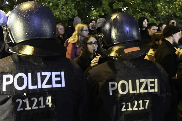 Berlin, Almanya - 24 Eylül 2017: polis ve protestocular sağcı Anti Afd protesto Alexanderplatz de Berlin yakınındaki sırasında