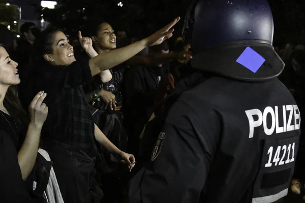 Berlin, Almanya - 24 Eylül 2017: polis ve protestocular sağcı Anti Afd protesto Alexanderplatz de Berlin yakınındaki sırasında