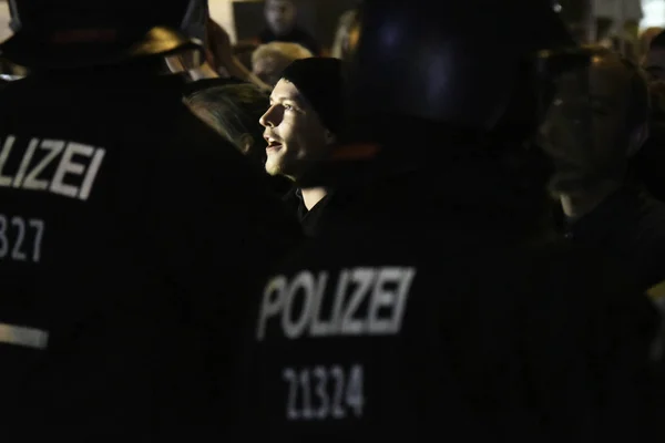 Berlin, Almanya - 24 Eylül 2017: polis ve protestocular sağcı Anti Afd protesto Alexanderplatz de Berlin yakınındaki sırasında