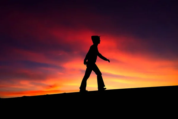 Silhouette Person Walks Hill Sky Background — Stock Photo, Image