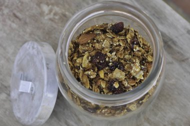 Kavanozda Bademli kiraz Granola