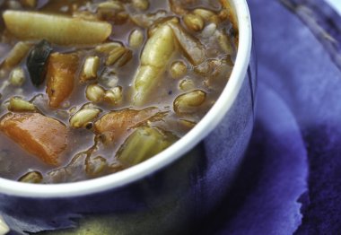 Patates, havuç, fasulye, kereviz arpa ve sebze kış çorbası