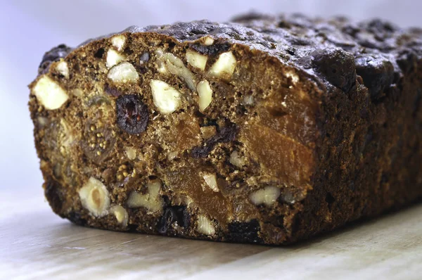 Kurutulmuş meyve ve fındık somun ekmek. Malzemeler: Kuru incir, kayısı, badem, Kuru üzüm, kiraz, kızılcık, pekan somun