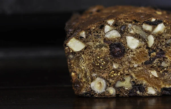 Kurutulmuş meyve ve fındık somun ekmek. Malzemeler: Kuru incir, kayısı, badem, Kuru üzüm, kiraz, kızılcık, pekan somun