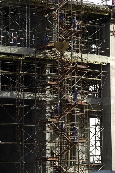 Dubai, Birleşik Arap Emirlikleri, Birleşik Arap Emirlikleri - 14 Haziran 2004: Dubai alışveriş merkezi alanı inşaat patlaması sırasında işçi