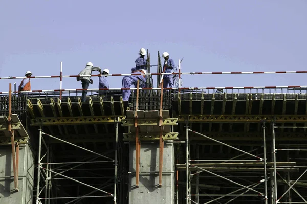 Dubai, Birleşik Arap Emirlikleri, Birleşik Arap Emirlikleri - 14 Haziran 2004: Dubai alışveriş merkezi alanı inşaat patlaması sırasında işçi