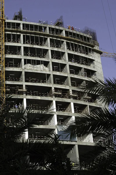 Dubai, Birleşik Arap Emirlikleri, Birleşik Arap Emirlikleri - 14 Haziran 2004: Dubai alışveriş merkezi alanı inşaat patlaması sırasında işçi