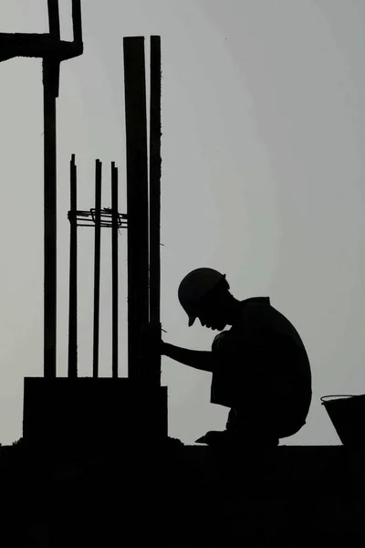 Dubai, Birleşik Arap Emirlikleri, Birleşik Arap Emirlikleri - 14 Haziran 2004: inşaat patlaması sırasında Dubai Yat Limanı alanında Binası temel atma sırasında ikindi sırasında kontrast işçi