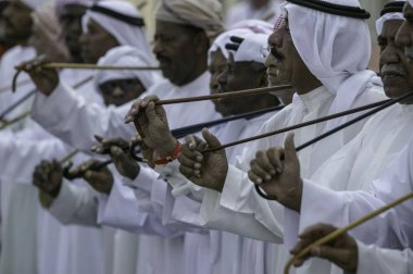 Dubai, Birleşik Arap Emirlikleri - Haziran 2005: Bir Arapça kondominiyum geleneksel dansçılar gerçekleştirmek dans Dubai Autodrome bir uluslararası yarış olay sırasında.