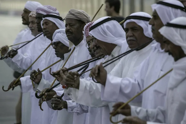 Dubai, Birleşik Arap Emirlikleri - Haziran 2005: Bir Arapça kondominiyum geleneksel dansçılar gerçekleştirmek dans Dubai Autodrome bir uluslararası yarış olay sırasında.