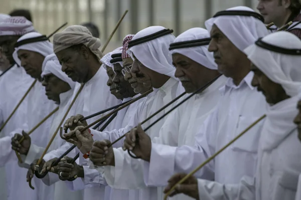 Dubai, Birleşik Arap Emirlikleri - Haziran 2005: Bir Arapça kondominiyum geleneksel dansçılar gerçekleştirmek dans Dubai Autodrome bir uluslararası yarış olay sırasında.