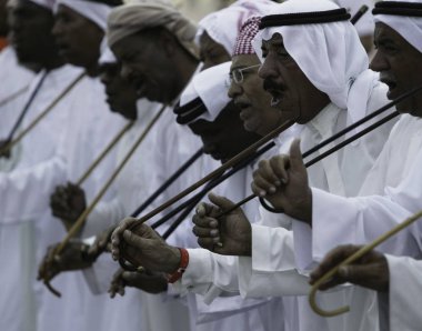 Dubai: Birleşik Arap Emirlikleri - 11 Aralık 2005: atmosfer ve Dubai Autodrome yarış serisi 2005 A1 Gp çok uluslu motor sayısı. Yarıştan önce performans dans geleneksel Arap erkekler