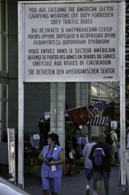 Berlin, Almanya - Haziran 2005: Berlin şehir merkezi alanının genel sayısı. Doğu ve Batı Berlin işareti