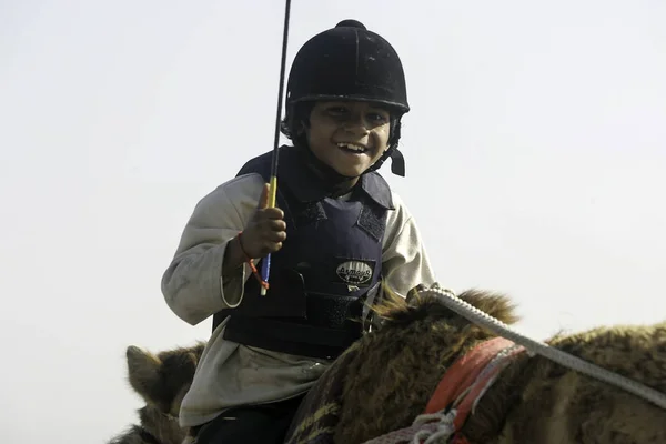 Dubai Emirados Árabes Unidos 2005 Jóqueis Camelo Corrida Movem Sua — Fotografia de Stock