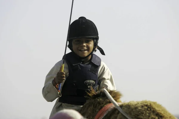 Dubai, Birleşik Arap Emirlikleri - 2005: Yarış deve binicileri onların sürüsü Nad Al Sheba eğitim yerden kalem ve ahır Dubai yakınındaki geçer