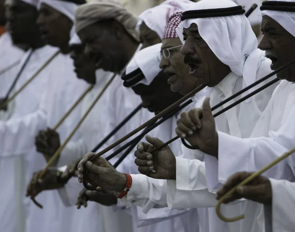 Dubai: Birleşik Arap Emirlikleri - 11 Aralık 2005: atmosfer ve Dubai Autodrome yarış serisi 2005 A1 Gp çok uluslu motor sayısı. Yarıştan önce performans dans geleneksel Arap erkekler