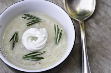 Patates pastırma çorbası krem ve taze biberiye tepesi ile