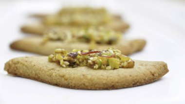 Hassas Arap gece çerezler, ince tepesi ile antep fıstığı doğranmış ve portakal kabuğu şekerlemesi