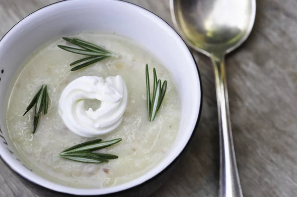 Patates pastırma çorbası krem ve taze biberiye tepesi ile