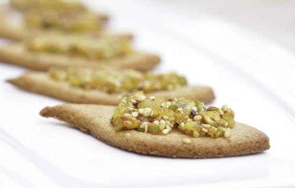 Hassas Arap gece çerezler, ince tepesi ile antep fıstığı doğranmış ve portakal kabuğu şekerlemesi