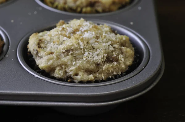 Muz Hindistan cevizi kek pişirme tepsisi içinde