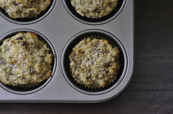 Muz Hindistan cevizi kek pişirme tepsisi içinde