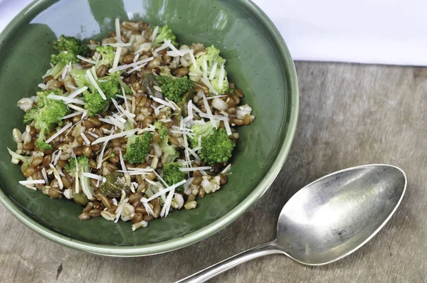 Brokoli ve ceviz fındık ve fasulye salatası