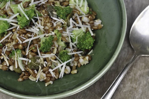 Brokoli ve ceviz fındık ve fasulye salatası