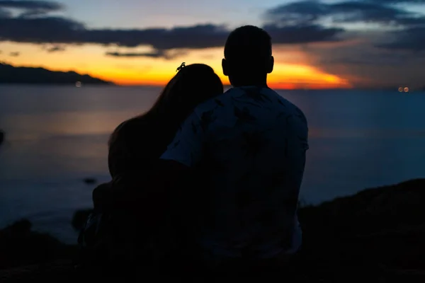 Silhouette Couple Sont Assis Étreignant Sur Fond Mer Lever Soleil — Photo