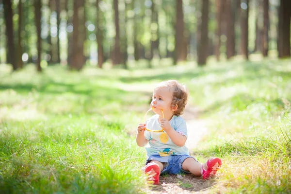 Schattig Vrouwelijke Peuter Zittend Het Gras Het Forest Meditatieve Baby — Stockfoto