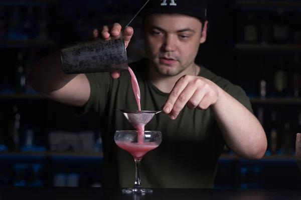 Bartender Menuangkan Minuman Beralkohol Dari Pengocok Baja Gelas Minuman Melalui — Stok Foto