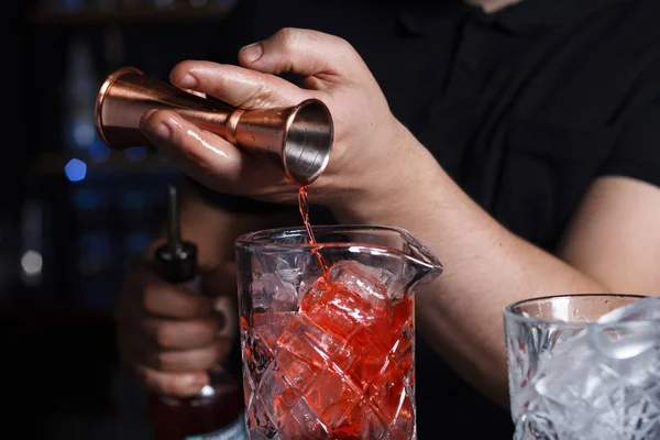 Barkeeper Mixologist Gießt Alkohol Aus Einem Rührgerät Ein Messglas Über — Stockfoto